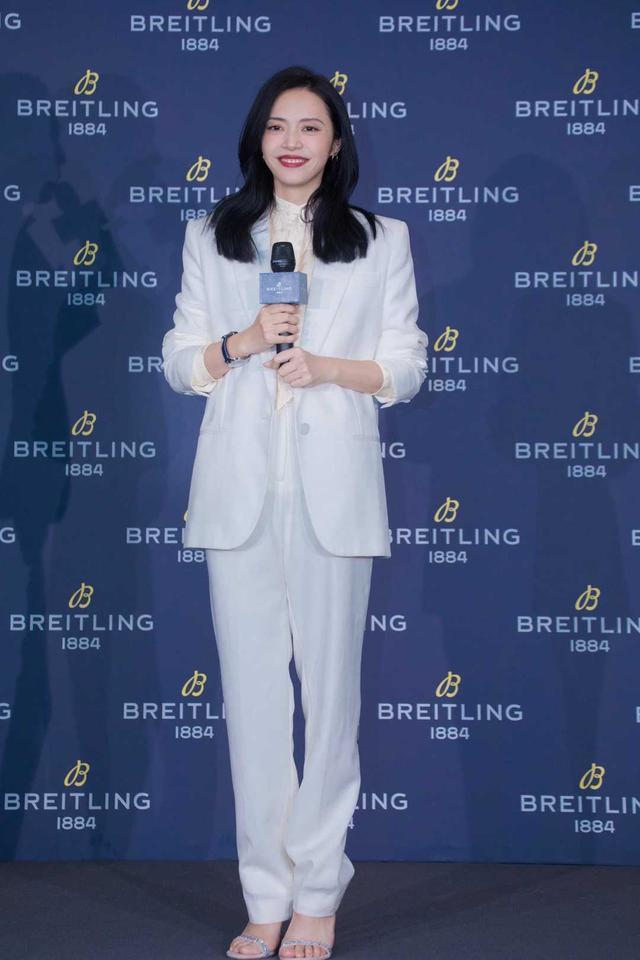 41岁姚晨愈发有风韵了穿黑色v领丝绒礼服成熟高贵御姐范十足