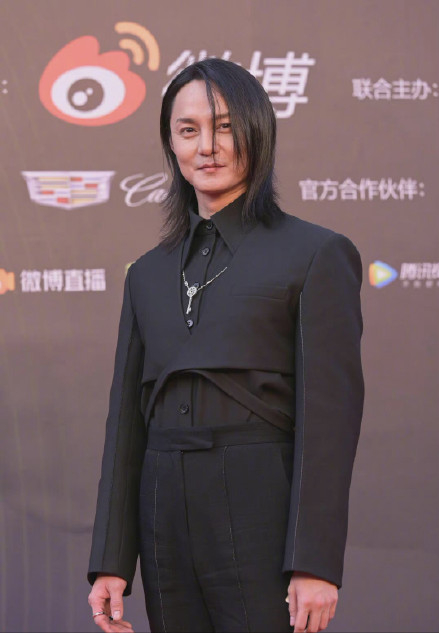 中年发福还“姨化”的尹正，两任绯闻女友都是年轻小花，他凭什么