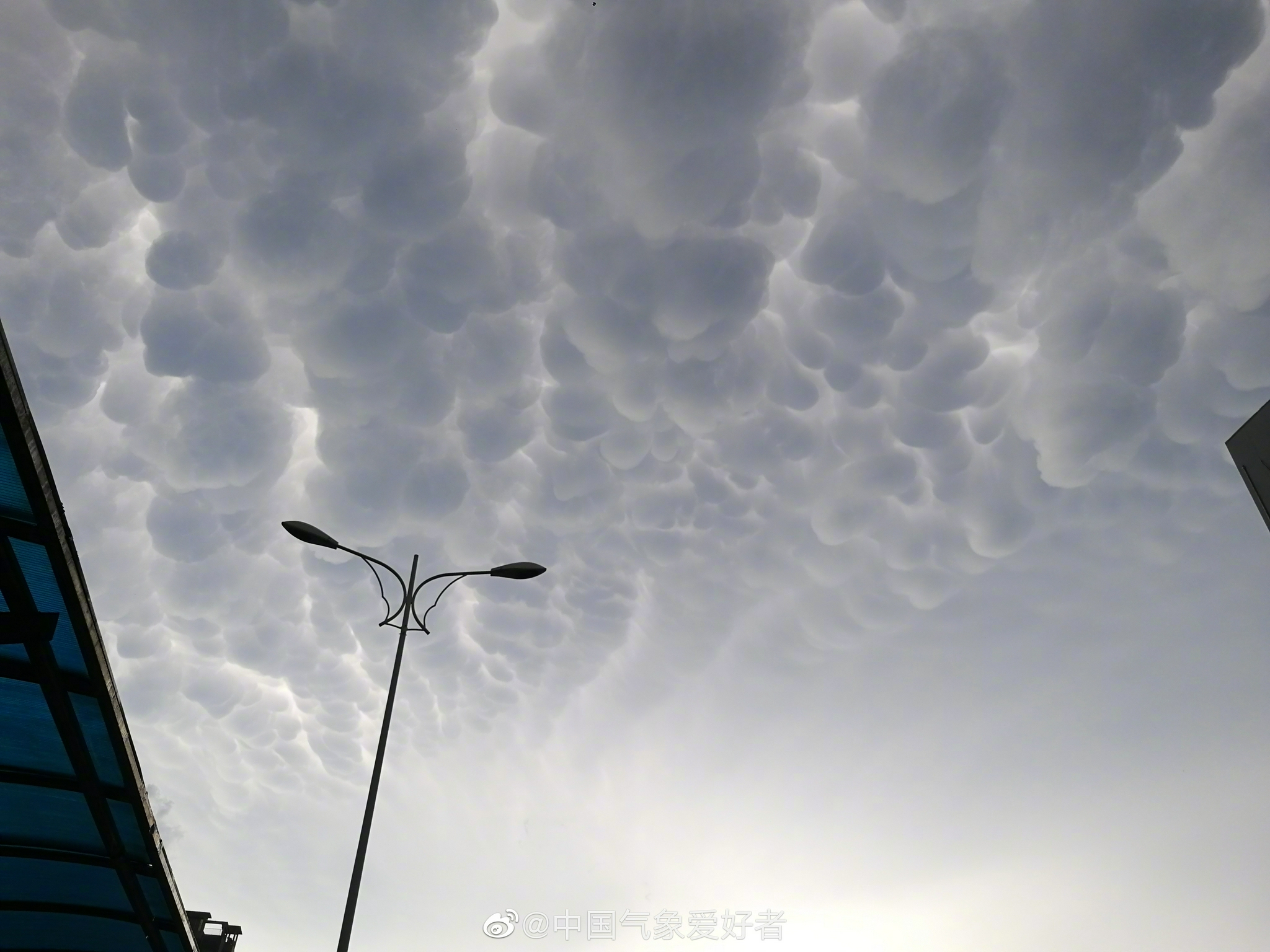 天气巨变要来了？黑龙江奇特“乳状云”涌现，分析：深秋即将来临