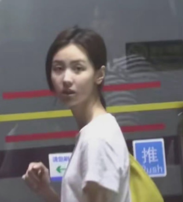 尹正陈都灵恋情曝光,两人被拍,网友:我还停留在他和蒋梦婕时期休闲区蓝鸢梦想 - Www.slyday.coM 尹正陈都灵恋情曝光,两人被拍,网友:我还停留在他和蒋梦婕时期休闲区蓝鸢梦想 - Www.slyday.coM