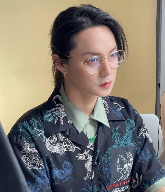 中年发福还“姨化”的尹正，两任绯闻女友都是年轻小花，他凭什么