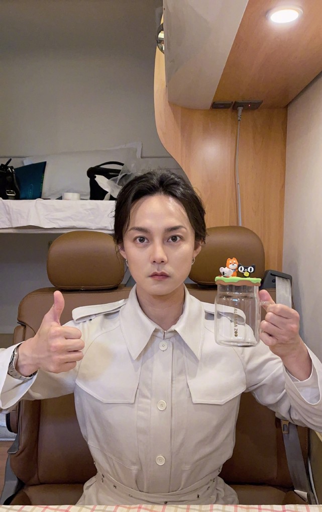 尹正陈都灵恋情曝光,两人被拍,网友:我还停留在他和蒋梦婕时期休闲区蓝鸢梦想 - Www.slyday.coM 尹正陈都灵恋情曝光,两人被拍,网友:我还停留在他和蒋梦婕时期休闲区蓝鸢梦想 - Www.slyday.coM