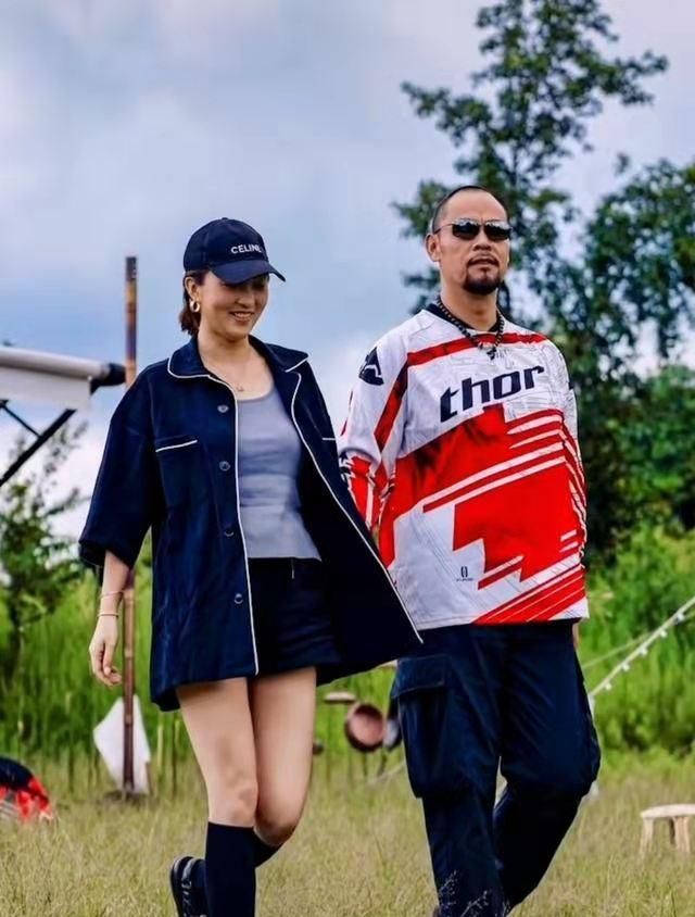 晋松晒出和妻子合照庆祝十五周年看不出年龄差