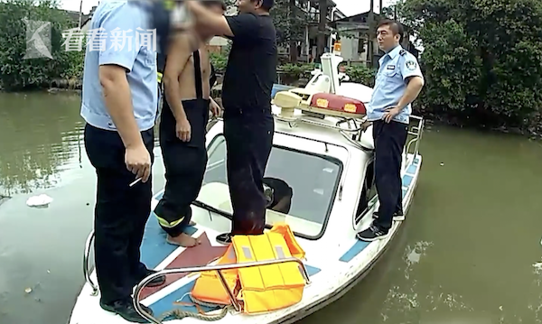 超大型“社死现场”!上海一男子下河摸鱼泳裤掉了...赖在水里两小时不愿上岸休闲区蓝鸢梦想 - Www.slyday.coM 超大型“社死现场”!上海一男子下河摸鱼泳裤掉了...赖在水里两小时不愿上岸休闲区蓝鸢梦想 - Www.slyday.coM