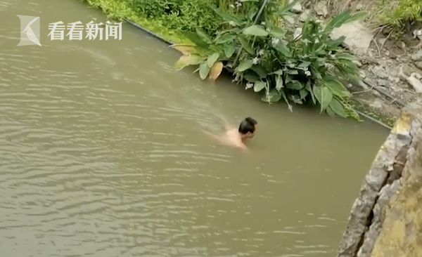 超大型“社死现场”!上海一男子下河摸鱼泳裤掉了...赖在水里两小时不愿上岸休闲区蓝鸢梦想 - Www.slyday.coM 超大型“社死现场”!上海一男子下河摸鱼泳裤掉了...赖在水里两小时不愿上岸休闲区蓝鸢梦想 - Www.slyday.coM