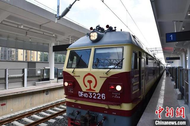 资料图:图为贵阳环线首列检测列车57151次停靠在双龙南站站台。 刘江 摄