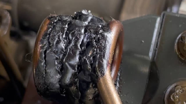 有宝马客户坚持去ssss店保养，结果打开发动机上盖一看……