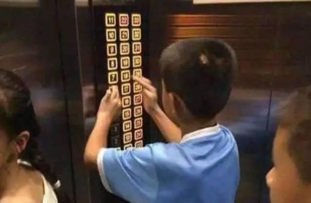 “我不是你爹不惯你”,男子出电梯被熊孩子使绊子,转身回踹一脚休闲区蓝鸢梦想 - Www.slyday.coM “我不是你爹不惯你”,男子出电梯被熊孩子使绊子,转身回踹一脚休闲区蓝鸢梦想 - Www.slyday.coM