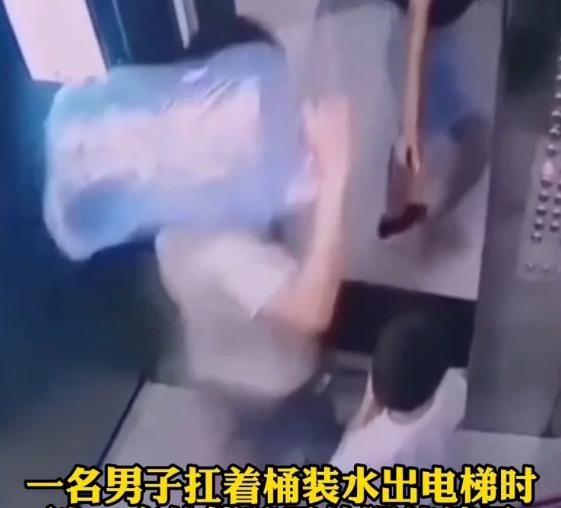 “我不是你爹不惯你”,男子出电梯被熊孩子使绊子,转身回踹一脚休闲区蓝鸢梦想 - Www.slyday.coM “我不是你爹不惯你”,男子出电梯被熊孩子使绊子,转身回踹一脚休闲区蓝鸢梦想 - Www.slyday.coM