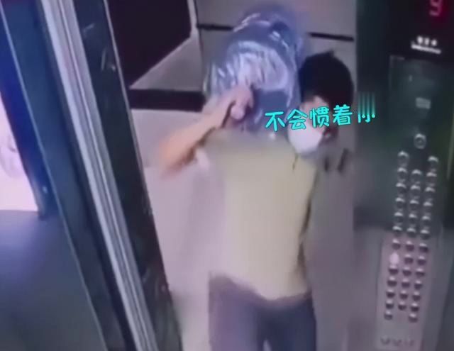 “我不是你爹不惯你”,男子出电梯被熊孩子使绊子,转身回踹一脚休闲区蓝鸢梦想 - Www.slyday.coM “我不是你爹不惯你”,男子出电梯被熊孩子使绊子,转身回踹一脚休闲区蓝鸢梦想 - Www.slyday.coM