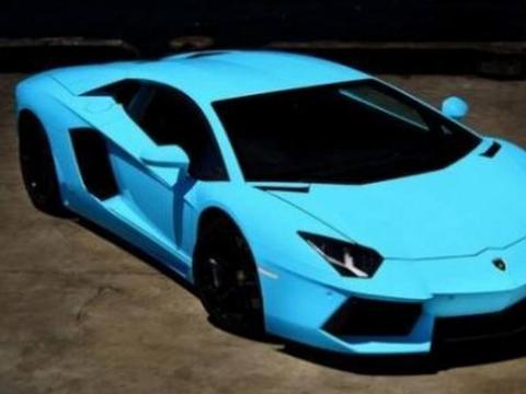 男子刚给新车上保险，才出保险大楼，却又哭着跑回去