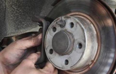 刹车片多长时间要换？维修员：这情况赶紧换，不然小心车毁人亡