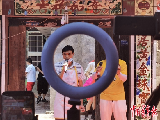 程运付在“面哥大舞台”上唱歌。中青报·中青网记者 耿学清/摄