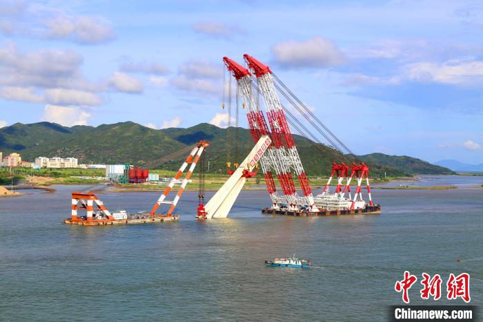 珠海金海特大桥第三座钢塔吊装完成 孟庆虎 摄