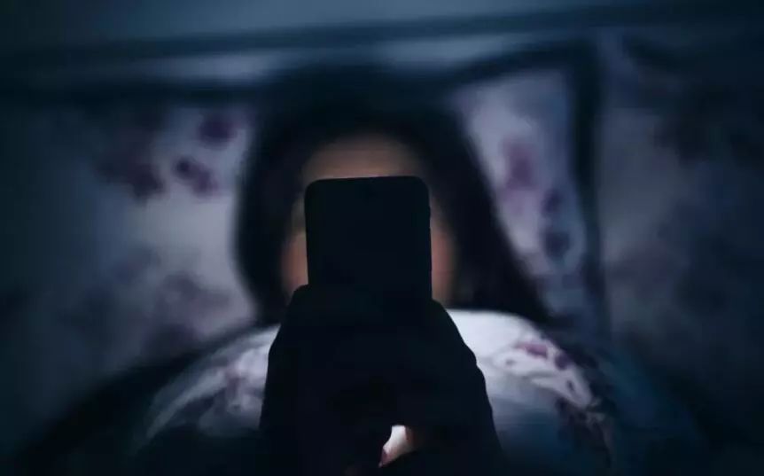 当心! 睡前玩手机、开夜灯 会增加患甲状腺癌风险休闲区蓝鸢梦想 - Www.slyday.coM 当心! 睡前玩手机、开夜灯 会增加患甲状腺癌风险休闲区蓝鸢梦想 - Www.slyday.coM