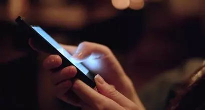 当心! 睡前玩手机、开夜灯 会增加患甲状腺癌风险休闲区蓝鸢梦想 - Www.slyday.coM 当心! 睡前玩手机、开夜灯 会增加患甲状腺癌风险休闲区蓝鸢梦想 - Www.slyday.coM