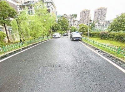 改造后的老旧小区不再积水，老居民扔掉长筒套鞋(图1)