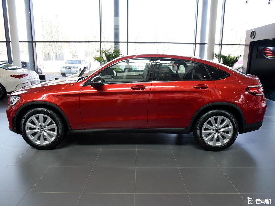奔驰GLC260红色,奔驰glc260颜色 奔驰glc(进口) 2021款 glc 260 4matic 轿跑suv车头显得非常动感,较