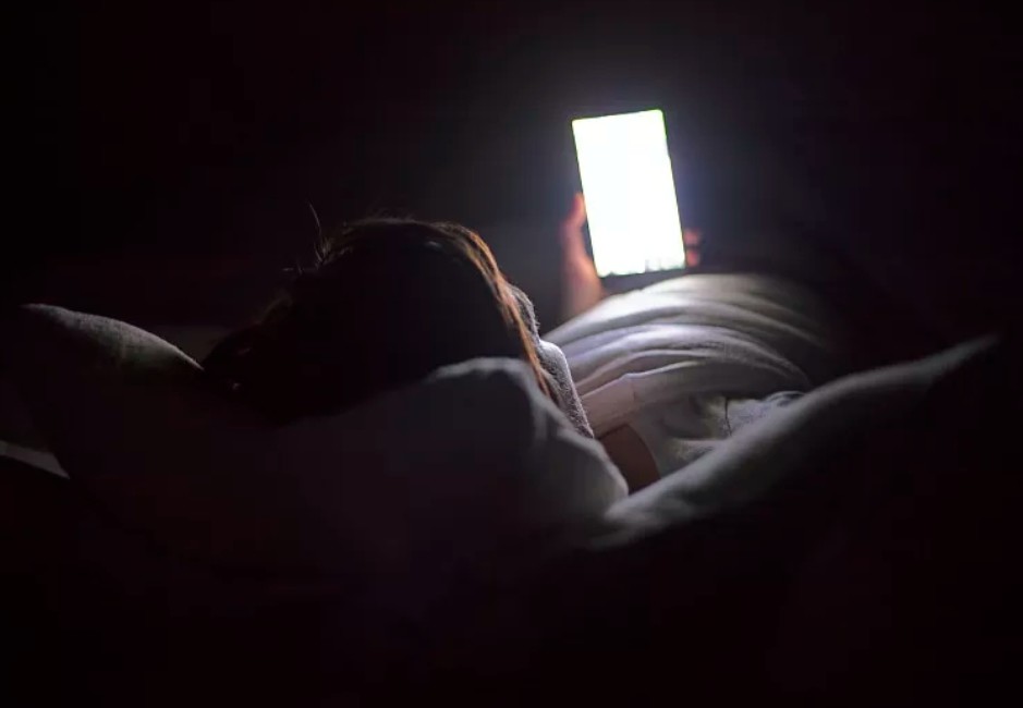 当心! 睡前玩手机、开夜灯 会增加患甲状腺癌风险休闲区蓝鸢梦想 - Www.slyday.coM 当心! 睡前玩手机、开夜灯 会增加患甲状腺癌风险休闲区蓝鸢梦想 - Www.slyday.coM