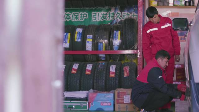 汽车养护店老板依司马义·苏莱曼带徒传技