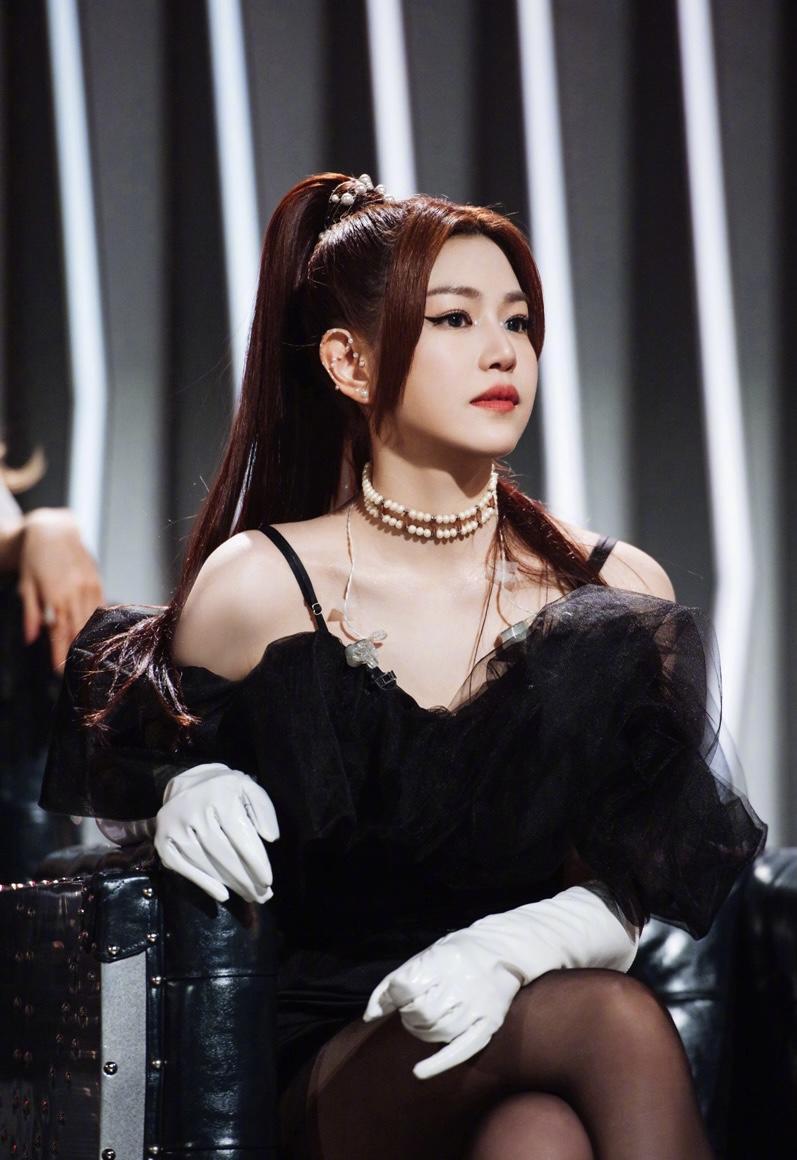 陈妍希果然适合“甜美风”,穿蓝白拼色抹胸裙优雅温柔,高贵浪漫 陈妍希果然适合“甜美风”,穿蓝白拼色抹胸裙优雅温柔,高贵浪漫