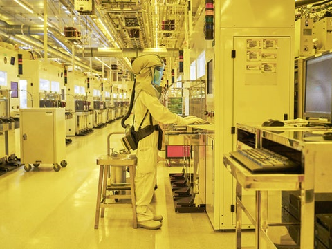 外媒：芯片短缺降速汽车电动化发展