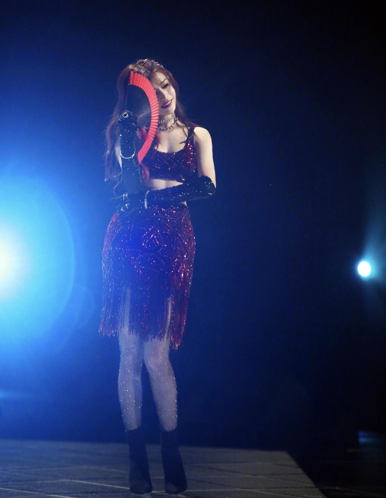 陈妍希果然适合“甜美风”,穿蓝白拼色抹胸裙优雅温柔,高贵浪漫 陈妍希果然适合“甜美风”,穿蓝白拼色抹胸裙优雅温柔,高贵浪漫