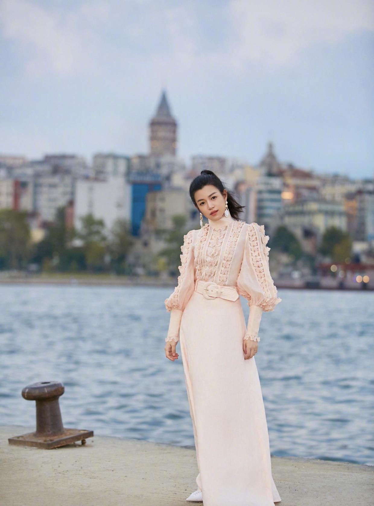 陈妍希果然适合“甜美风”,穿蓝白拼色抹胸裙优雅温柔,高贵浪漫 陈妍希果然适合“甜美风”,穿蓝白拼色抹胸裙优雅温柔,高贵浪漫