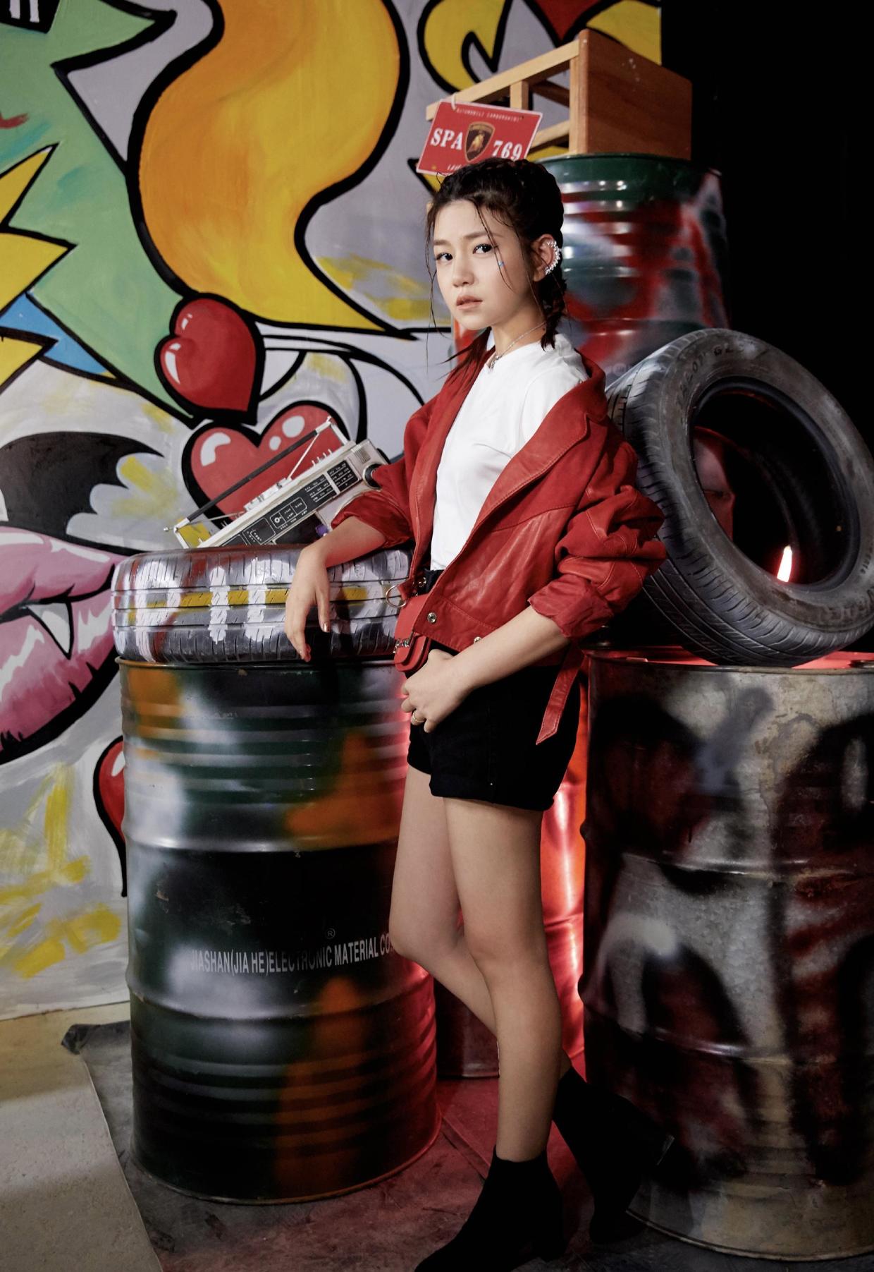 陈妍希果然适合“甜美风”,穿蓝白拼色抹胸裙优雅温柔,高贵浪漫 陈妍希果然适合“甜美风”,穿蓝白拼色抹胸裙优雅温柔,高贵浪漫