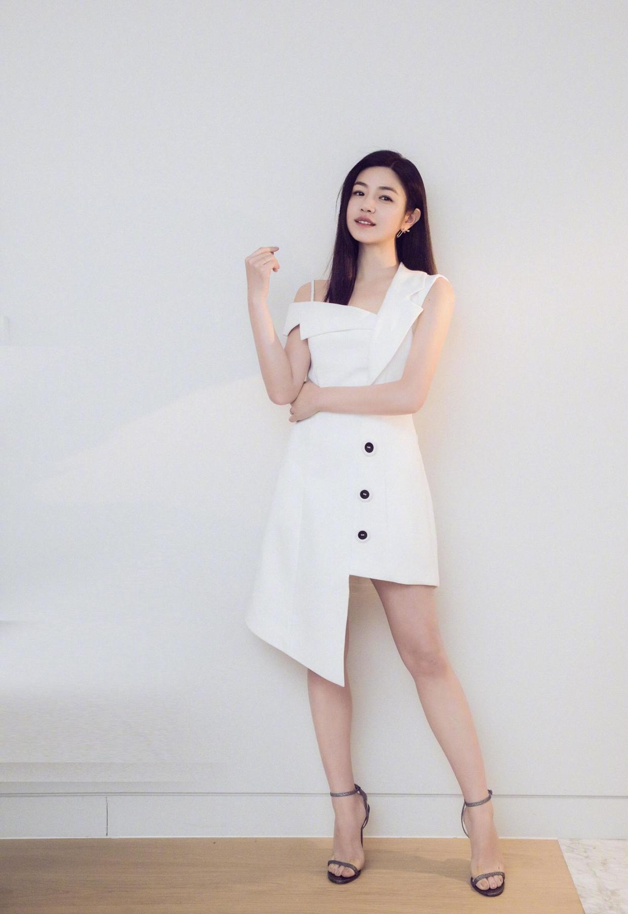 陈妍希果然适合“甜美风”,穿蓝白拼色抹胸裙优雅温柔,高贵浪漫 陈妍希果然适合“甜美风”,穿蓝白拼色抹胸裙优雅温柔,高贵浪漫