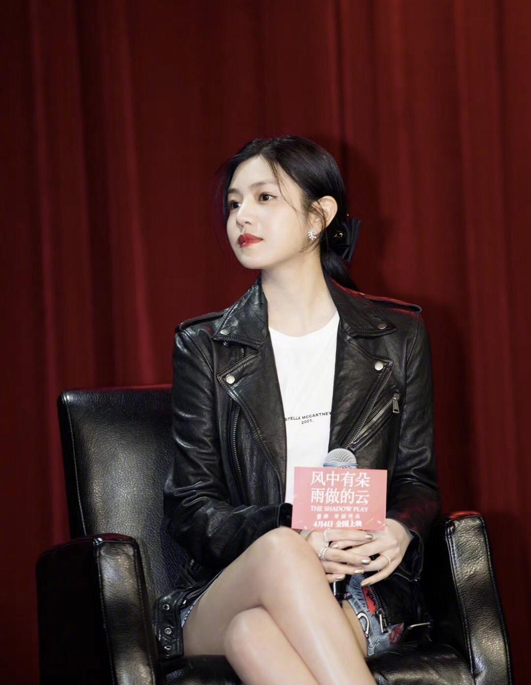 陈妍希果然适合“甜美风”,穿蓝白拼色抹胸裙优雅温柔,高贵浪漫 陈妍希果然适合“甜美风”,穿蓝白拼色抹胸裙优雅温柔,高贵浪漫