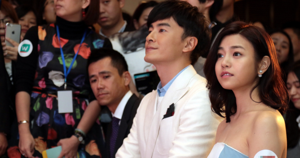 陈妍希果然适合“甜美风”,穿蓝白拼色抹胸裙优雅温柔,高贵浪漫 陈妍希果然适合“甜美风”,穿蓝白拼色抹胸裙优雅温柔,高贵浪漫