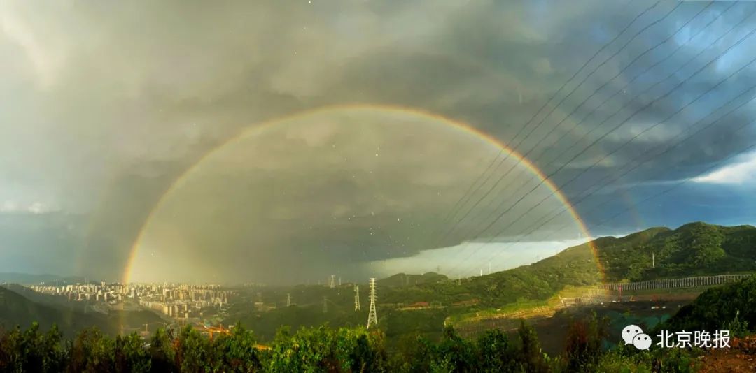梦境双虹，背对之谜与雷雨交加的深层寓意