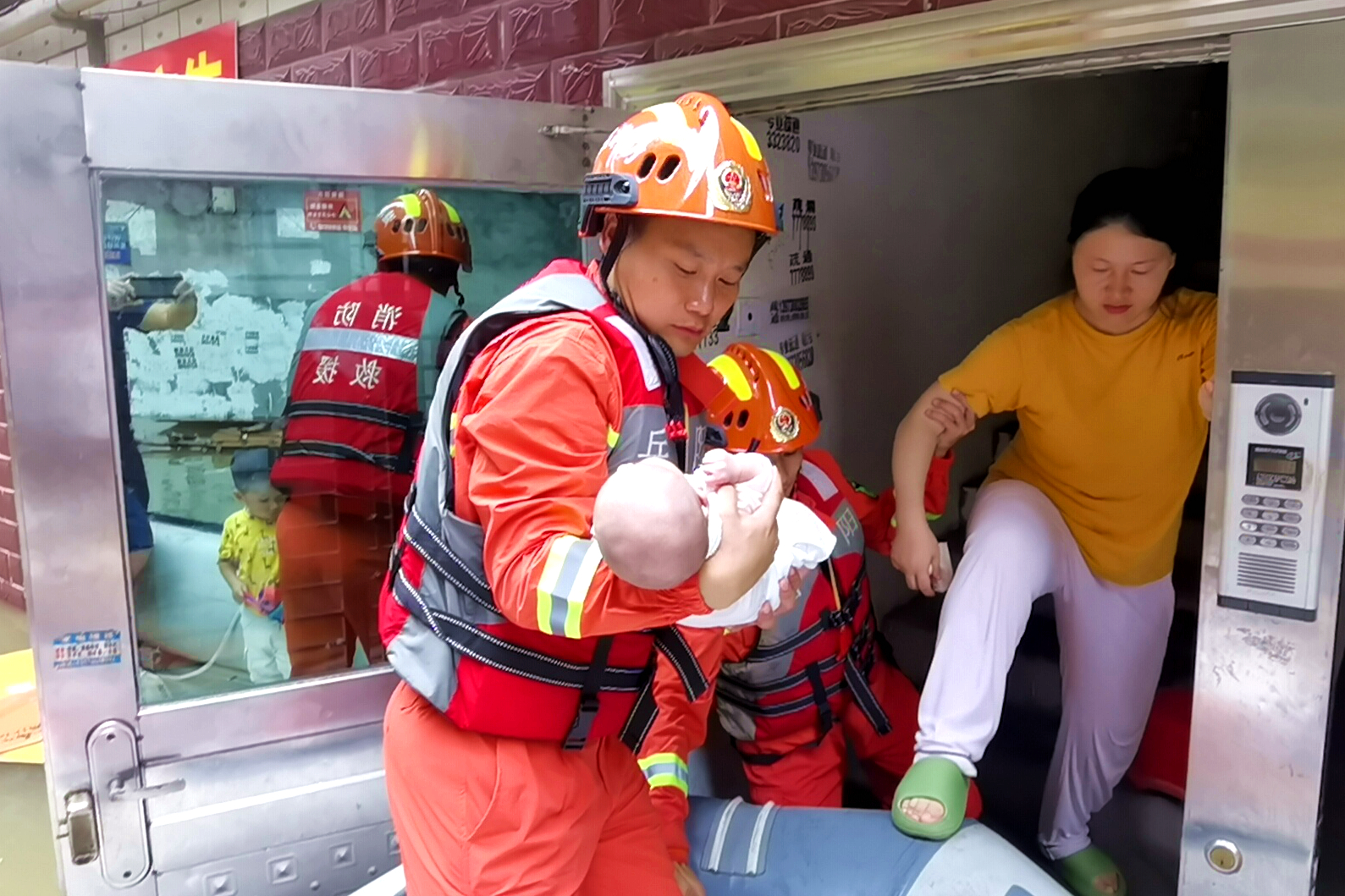 岳阳暴雨中一妈妈把宝宝塞到救生员怀里,消防紧急转移90余人休闲区蓝鸢梦想 - Www.slyday.coM 岳阳暴雨中一妈妈把宝宝塞到救生员怀里,消防紧急转移90余人休闲区蓝鸢梦想 - Www.slyday.coM