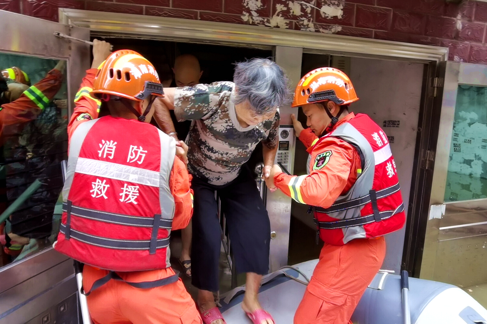 岳阳暴雨中一妈妈把宝宝塞到救生员怀里,消防紧急转移90余人休闲区蓝鸢梦想 - Www.slyday.coM 岳阳暴雨中一妈妈把宝宝塞到救生员怀里,消防紧急转移90余人休闲区蓝鸢梦想 - Www.slyday.coM