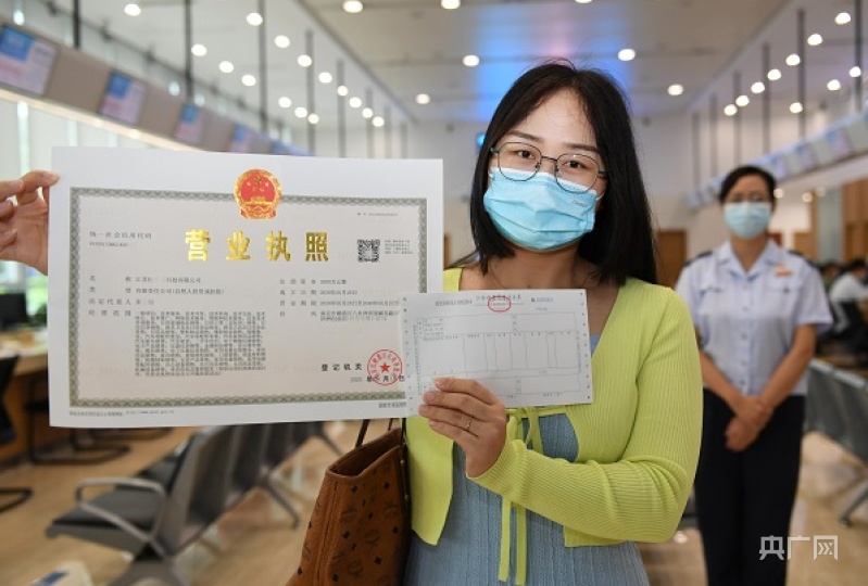 南京市栖霞区税务局联合行政审批部门联动推出“全链条”式服务举措(央广网发 孙军摄)