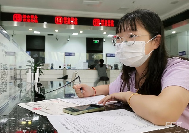 纳税人通过办税指引快捷办理涉税事项(央广网发 孙军摄)
