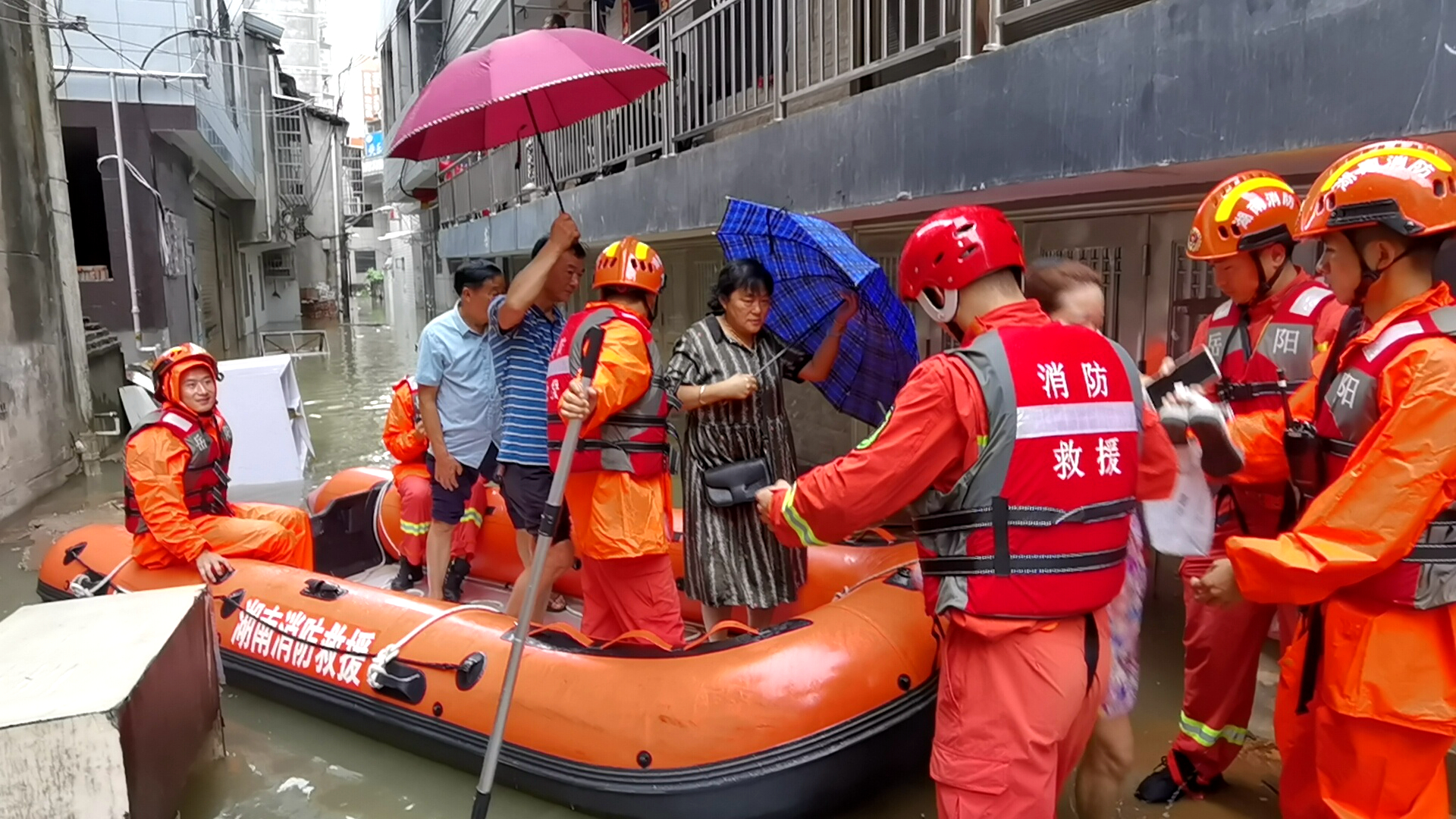 岳阳暴雨中一妈妈把宝宝塞到救生员怀里,消防紧急转移90余人休闲区蓝鸢梦想 - Www.slyday.coM 岳阳暴雨中一妈妈把宝宝塞到救生员怀里,消防紧急转移90余人休闲区蓝鸢梦想 - Www.slyday.coM
