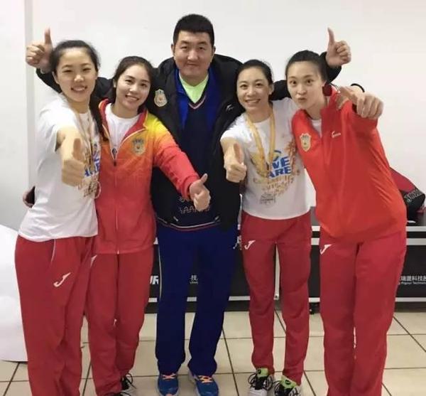 好久不见江苏女排四朵金花同框亮相陈展挺孕肚上镜甜美可爱