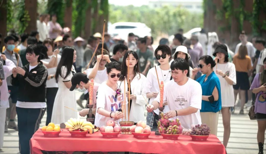 喜剧电影《成为女神》在宁波余姚韵芝堂石斛基地举行开机仪式