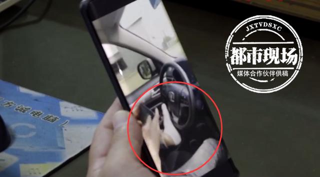 不要命了?男子用脚扶方向盘开车,双手还在玩手机麻将休闲区蓝鸢梦想 - Www.slyday.coM 不要命了?男子用脚扶方向盘开车,双手还在玩手机麻将休闲区蓝鸢梦想 - Www.slyday.coM