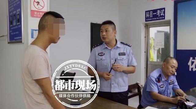 不要命了?男子用脚扶方向盘开车,双手还在玩手机麻将休闲区蓝鸢梦想 - Www.slyday.coM 不要命了?男子用脚扶方向盘开车,双手还在玩手机麻将休闲区蓝鸢梦想 - Www.slyday.coM