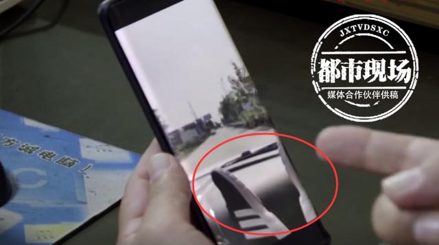 不要命了?男子用脚扶方向盘开车,双手还在玩手机麻将休闲区蓝鸢梦想 - Www.slyday.coM 不要命了?男子用脚扶方向盘开车,双手还在玩手机麻将休闲区蓝鸢梦想 - Www.slyday.coM