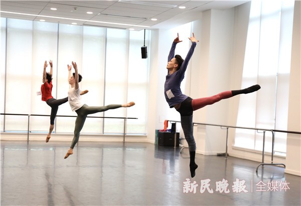 图说:上芭舞蹈演员戚冰雪 新民晚报记者 王凯 摄上午9:30,上海芭蕾舞