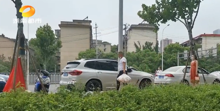 排百米长队还难买,路边黄牛却成箱卖...长沙网红月饼巢娭毑又陷争议!休闲区蓝鸢梦想 - Www.slyday.coM 排百米长队还难买,路边黄牛却成箱卖...长沙网红月饼巢娭毑又陷争议!休闲区蓝鸢梦想 - Www.slyday.coM