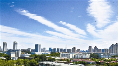 连日来，本市秋意渐显，天空晴朗，非常适宜户外活动，欣赏大美景色。