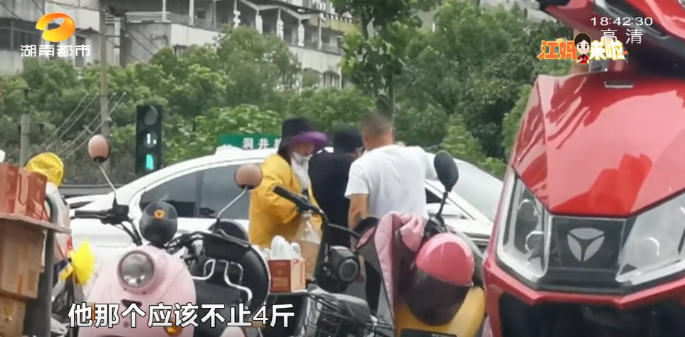 排百米长队还难买,路边黄牛却成箱卖...长沙网红月饼巢娭毑又陷争议!休闲区蓝鸢梦想 - Www.slyday.coM 排百米长队还难买,路边黄牛却成箱卖...长沙网红月饼巢娭毑又陷争议!休闲区蓝鸢梦想 - Www.slyday.coM