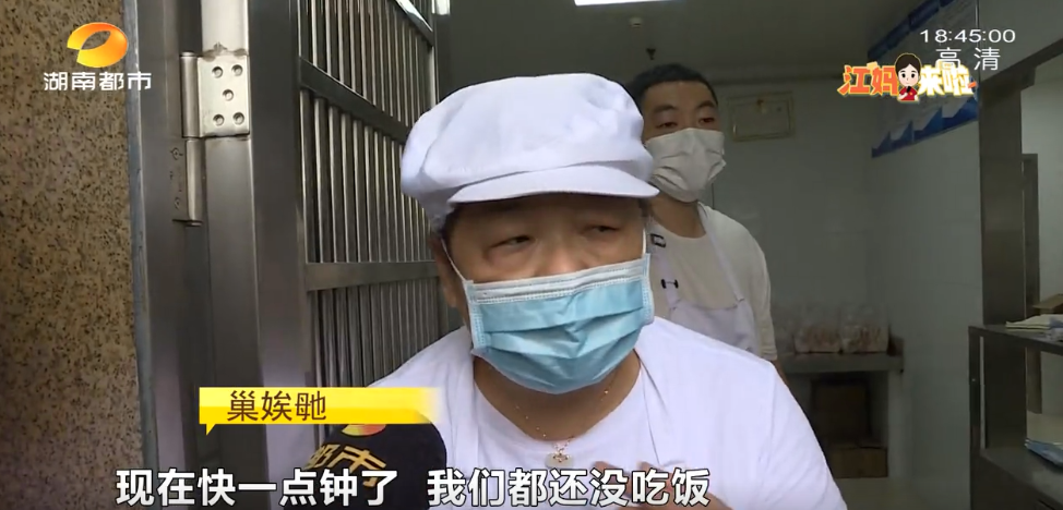 排百米长队还难买,路边黄牛却成箱卖...长沙网红月饼巢娭毑又陷争议!休闲区蓝鸢梦想 - Www.slyday.coM 排百米长队还难买,路边黄牛却成箱卖...长沙网红月饼巢娭毑又陷争议!休闲区蓝鸢梦想 - Www.slyday.coM