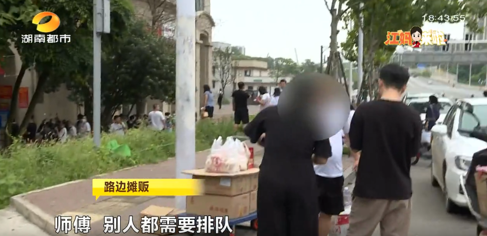 排百米长队还难买,路边黄牛却成箱卖...长沙网红月饼巢娭毑又陷争议!休闲区蓝鸢梦想 - Www.slyday.coM 排百米长队还难买,路边黄牛却成箱卖...长沙网红月饼巢娭毑又陷争议!休闲区蓝鸢梦想 - Www.slyday.coM