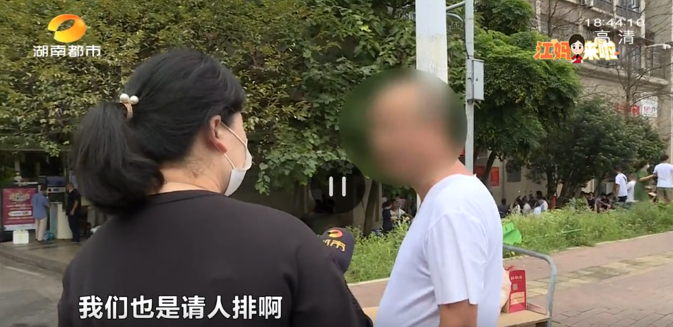 排百米长队还难买,路边黄牛却成箱卖...长沙网红月饼巢娭毑又陷争议!休闲区蓝鸢梦想 - Www.slyday.coM 排百米长队还难买,路边黄牛却成箱卖...长沙网红月饼巢娭毑又陷争议!休闲区蓝鸢梦想 - Www.slyday.coM